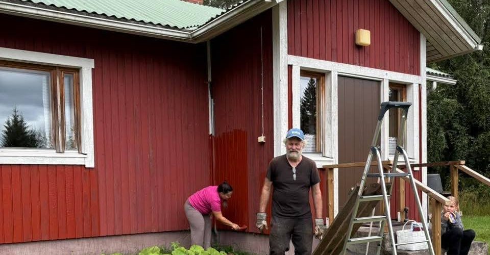 Kylätaloa maalattu talkoovoimin